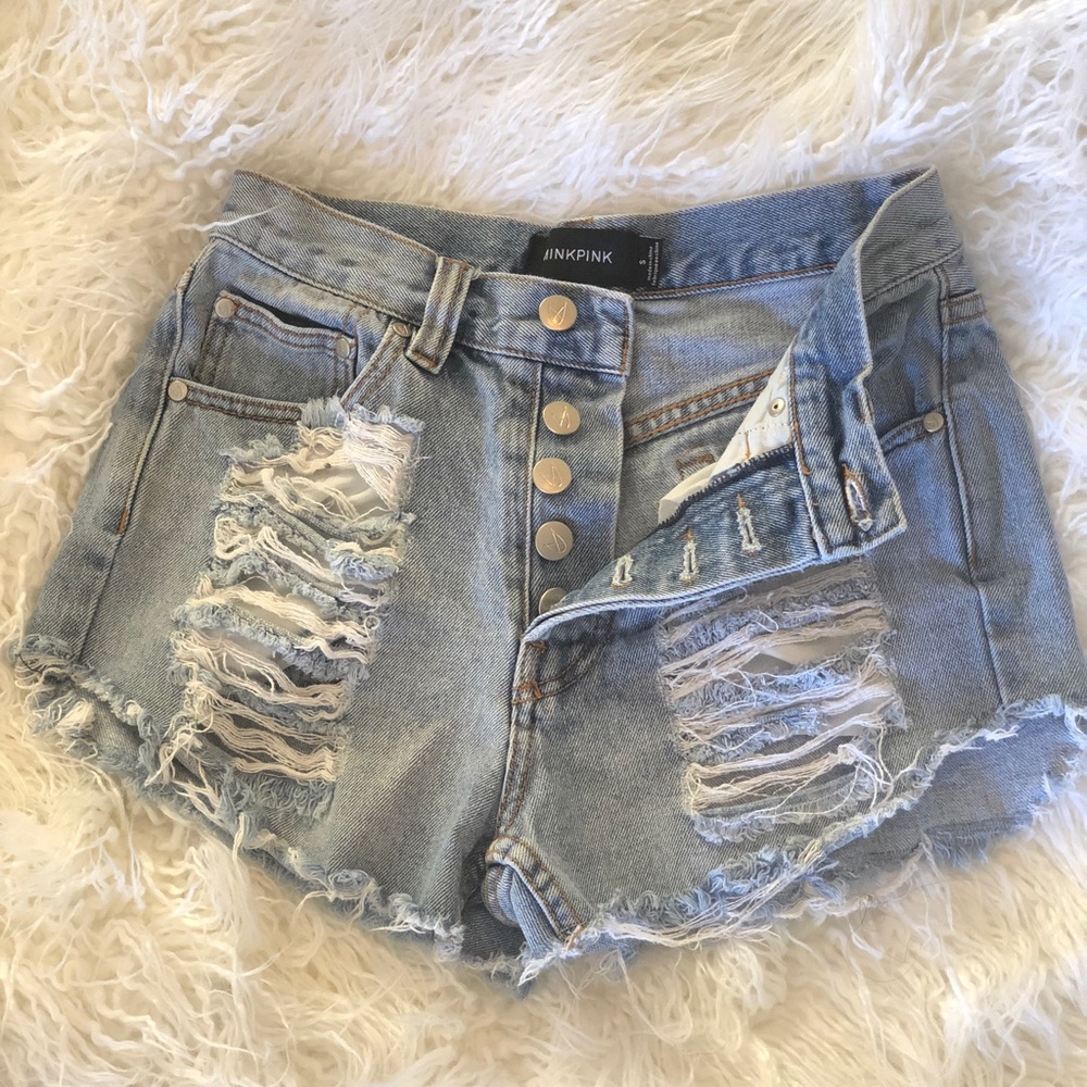 DISTRESSED MINKPINK DENIM SHORTS!